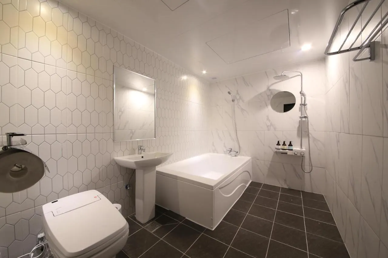 Almond Hotel Gupo Station Busan 2*,