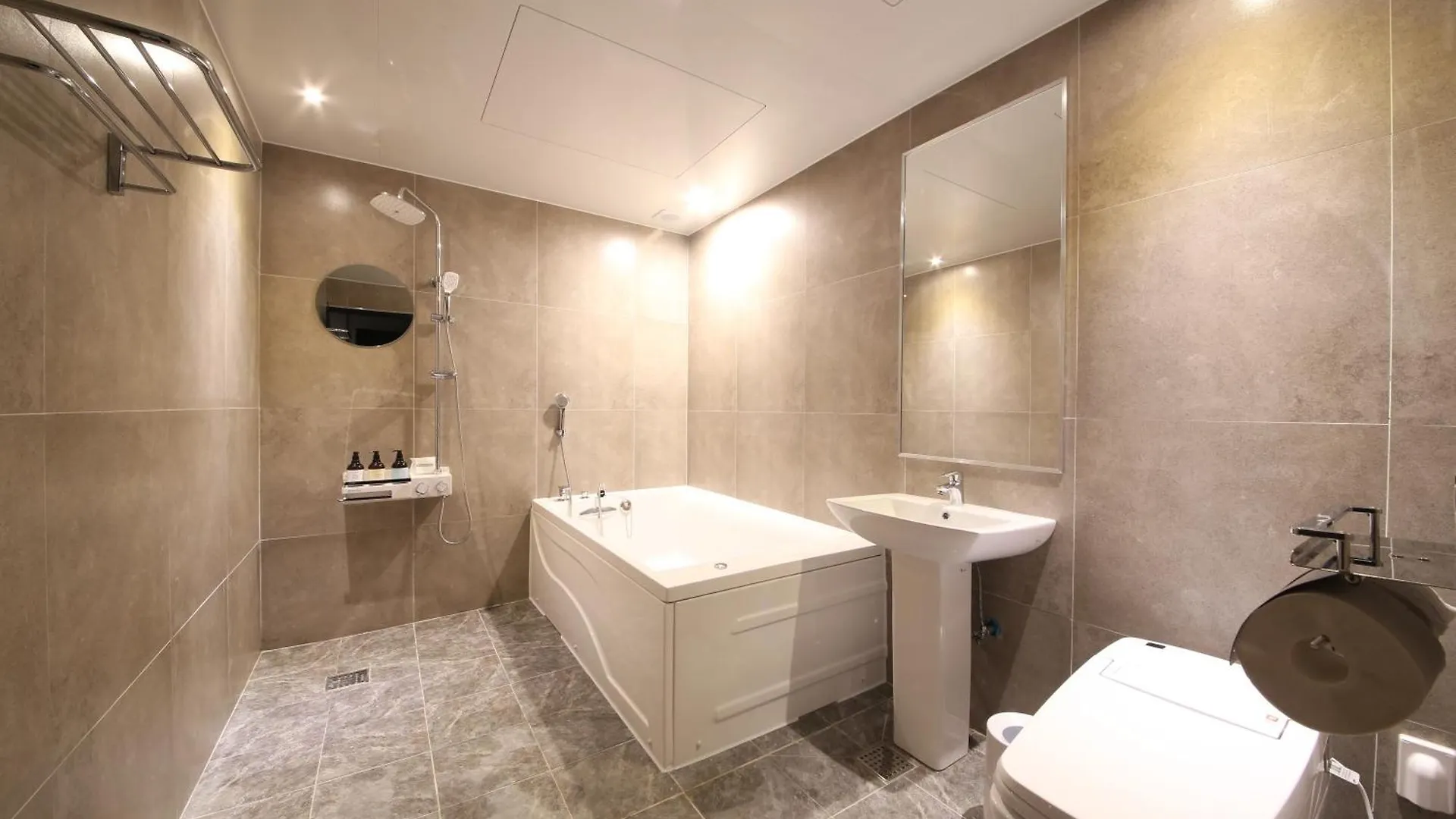 Almond Hotel Gupo Station Busan